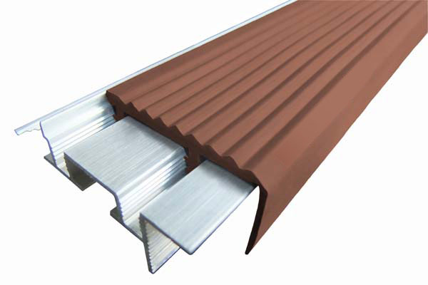 Алюминиевый закладной профиль SafeStep со съёмной резиновой вставкой и двумя закладными элементами